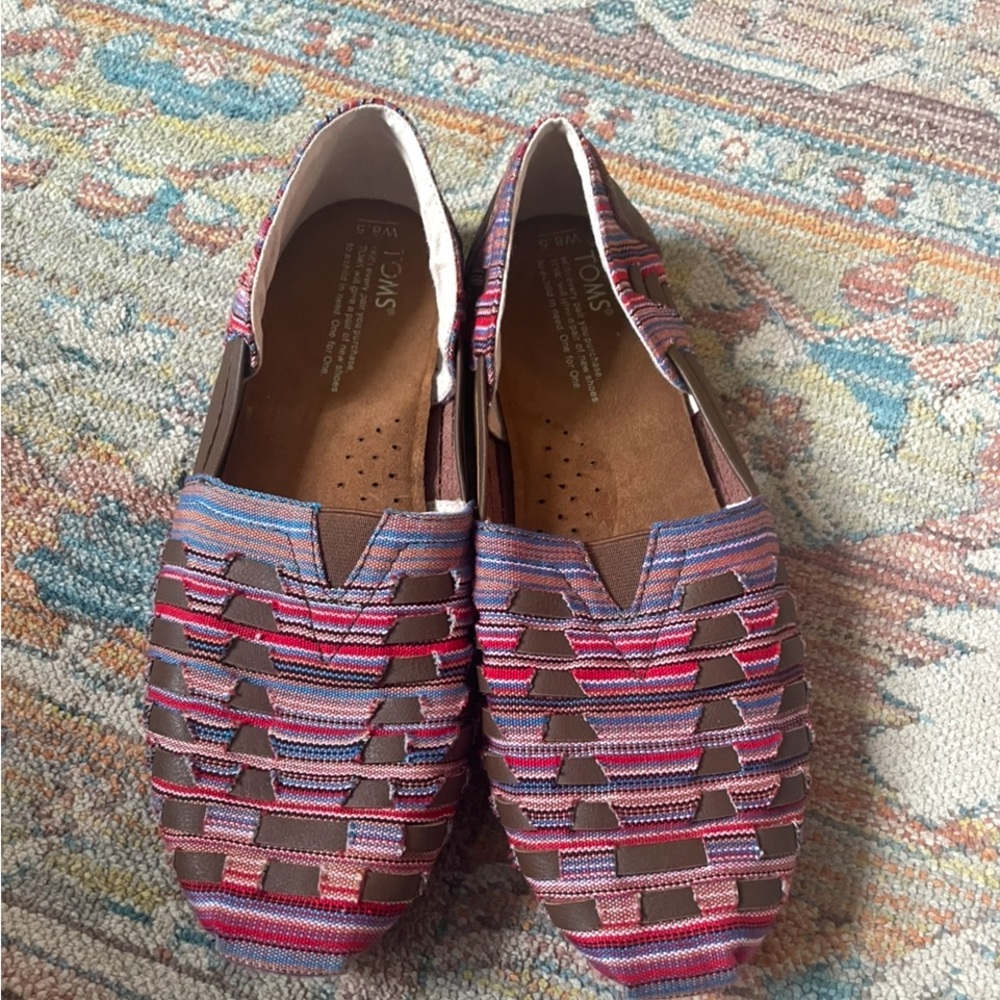 Tom's slip on Huaracha shoes flats NEW great for vacay size 8.5 super cute comfy - Picture 3 of 5